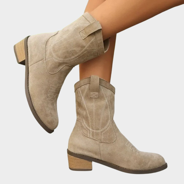 Annabelle | Western ankle boots in suede with embroidered details