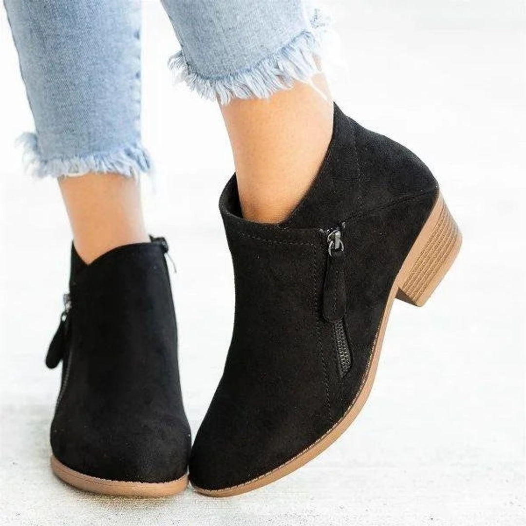 Harriet | Elegante Veloursleder-Stiefeletten mit niedrigem Blockabsatz