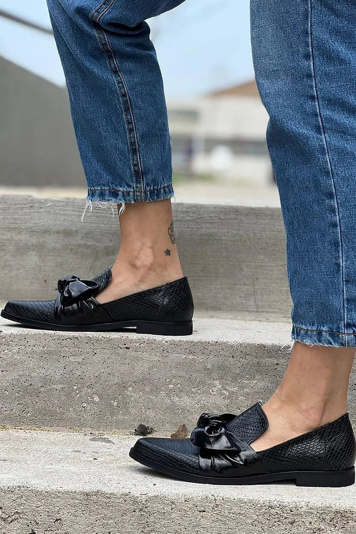 Casey | Loafer mit Glänzendem Schleifchen in Schwarz