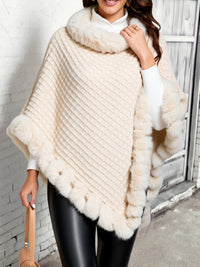 Amalia | Elegant poncho with a diamond pattern and cozy collar