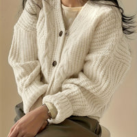 Clara | Cozy chunky-knit cardigan with a cable-knit pattern and button placket