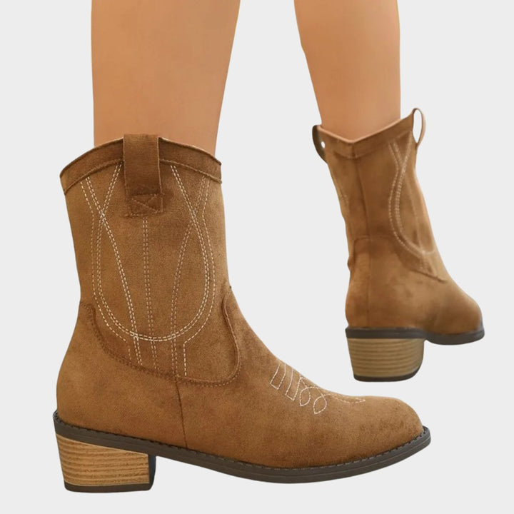 Annabelle | Western ankle boots in suede with embroidered details