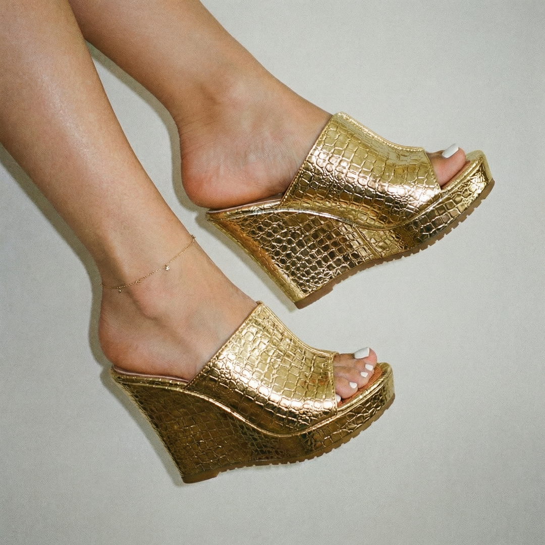 Bela | Elegante, Bequeme Damen-Keilsandalen aus Synthetik in Metallic-Gold 4