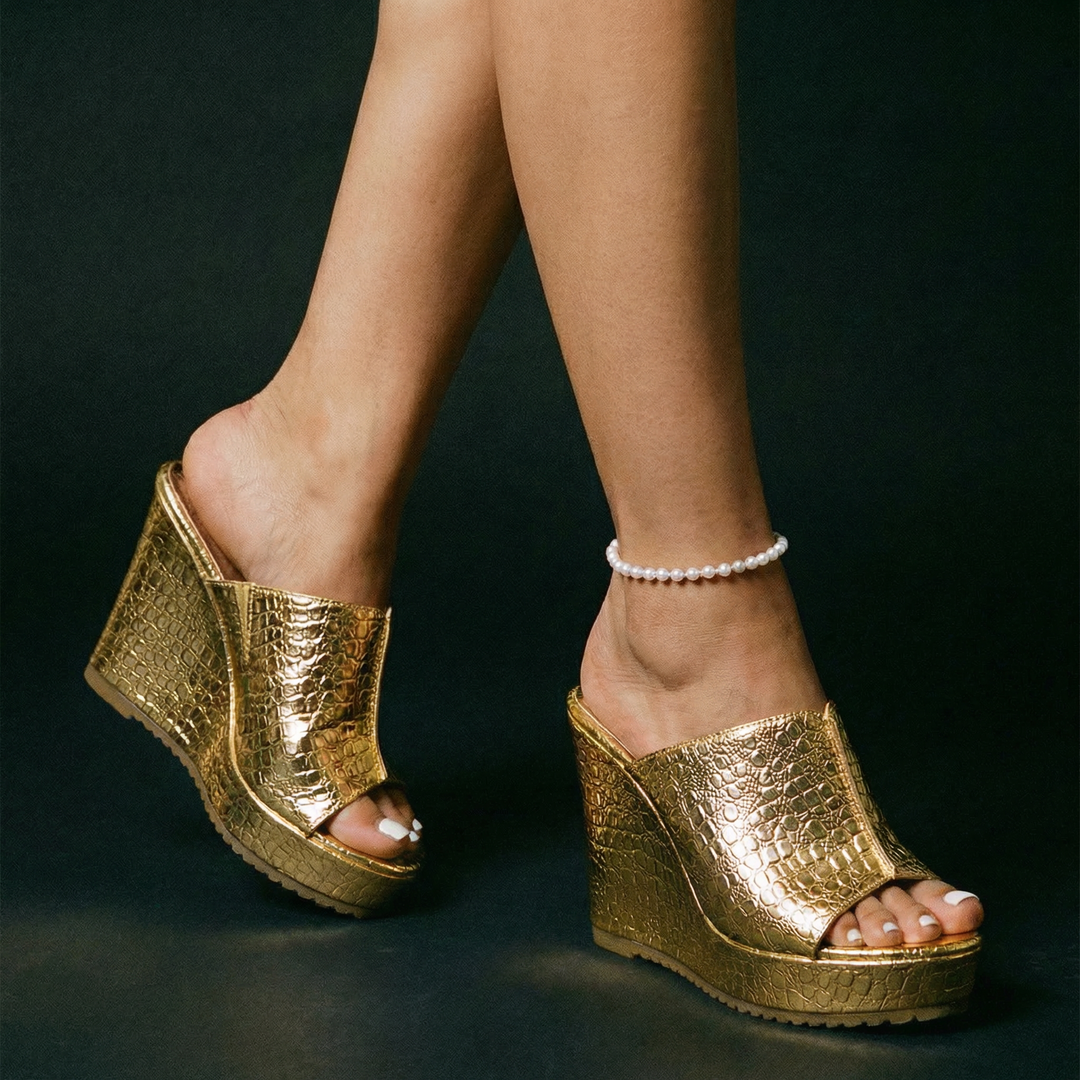 Bela | Elegante, Bequeme Damen-Keilsandalen aus Synthetik in Metallic-Gold 5