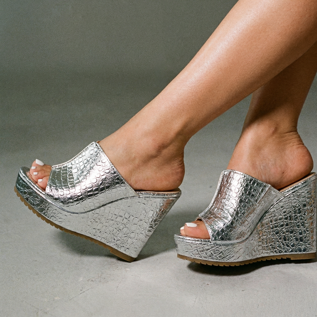 Bela | Elegante, Bequeme Damen-Keilsandalen aus Synthetik in Metallic-Gold 7