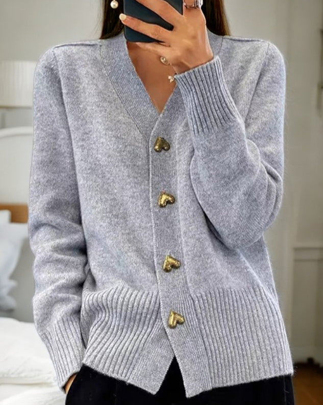 Christin | Weiche und bequeme Damen Strickjacke mit Herzknöpfen 0