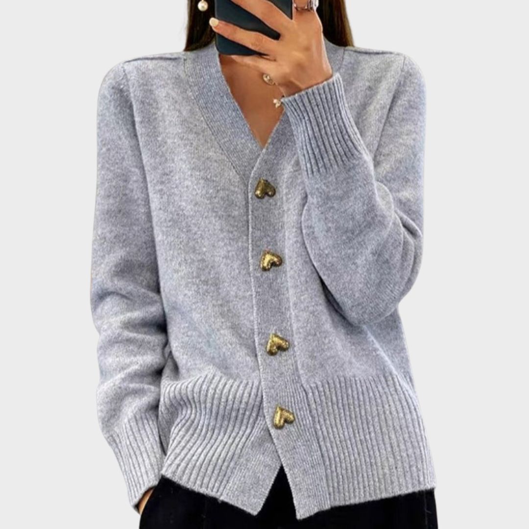Christin | Weiche und bequeme Damen Strickjacke mit Herzknöpfen 1
