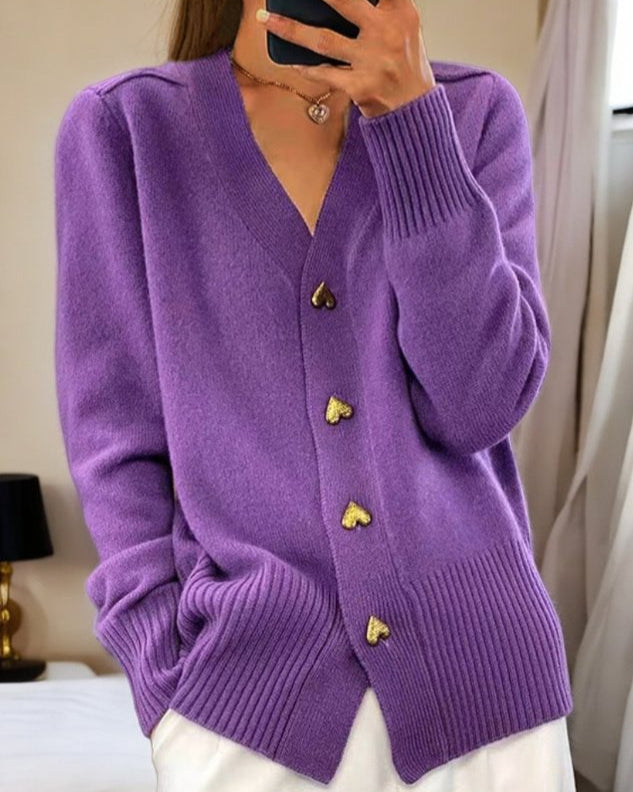 Christin | Weiche und bequeme Damen Strickjacke mit Herzknöpfen 3