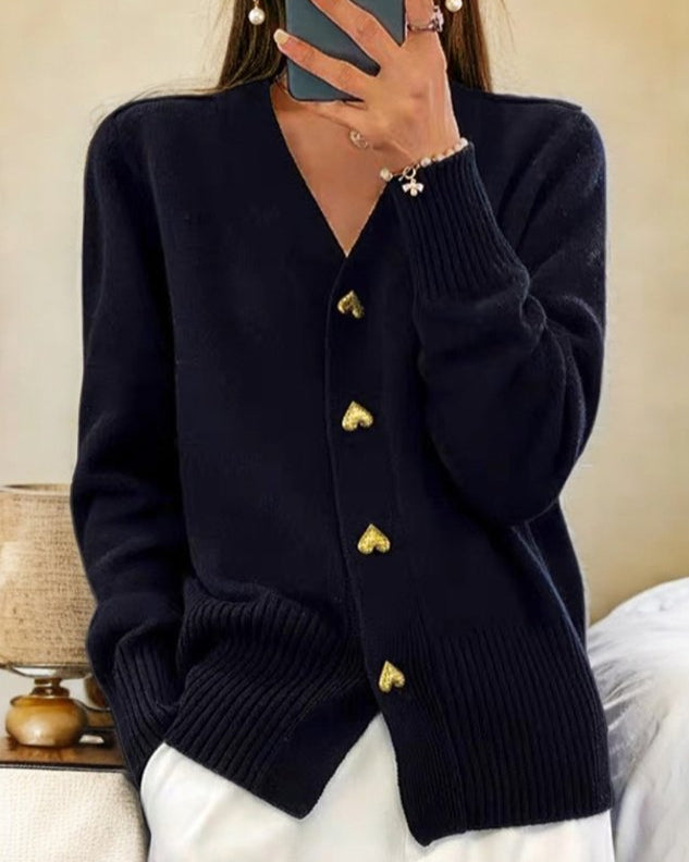 Christin | Weiche und bequeme Damen Strickjacke mit Herzknöpfen 5
