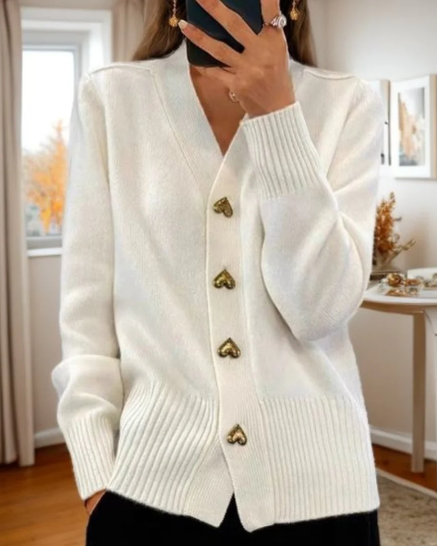 Christin | Weiche und bequeme Damen Strickjacke mit Herzknöpfen 6