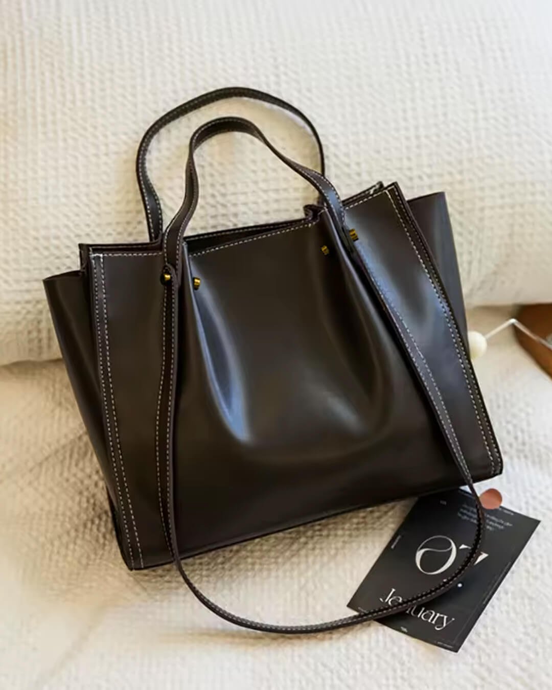 Elowen | Elegante Tragetasche aus Veganem Leder mit Kontrastnähten 1