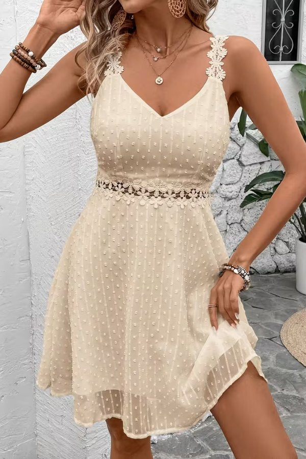 Emma | Elegantes Minikleid mit Spitzenbesatz an der Taille und Jacquard-Muster 1