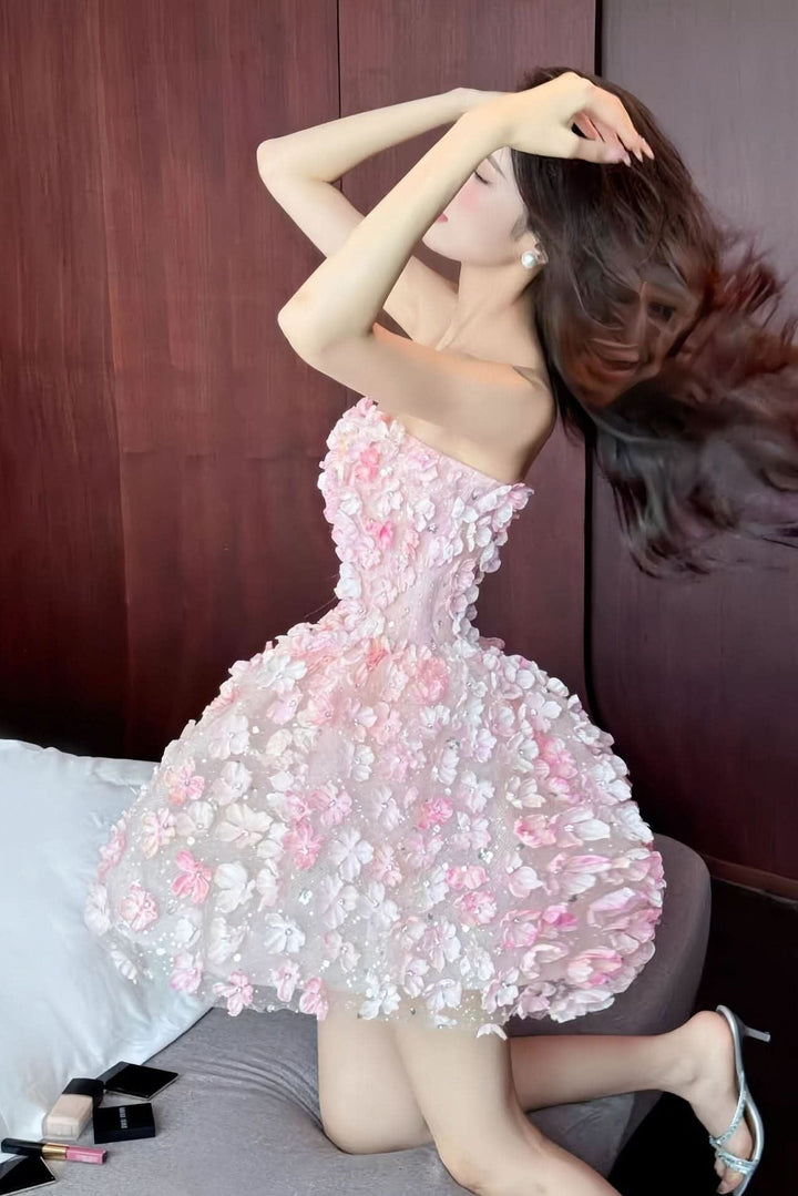 Feline | Trägerloses Minikleid mit Blumen und Strasssteinen 1
