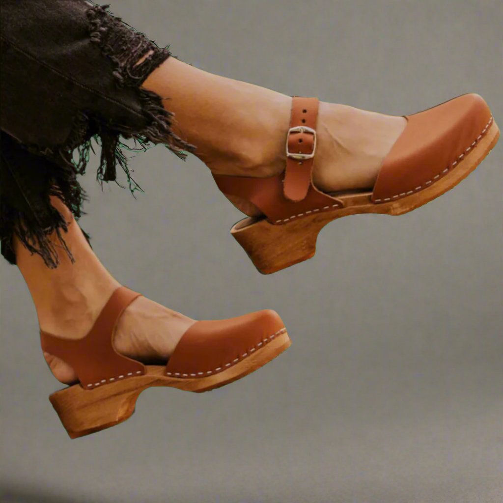 Isabella | Stilvolle Damen Clogs – Bequeme Holzclogs mit Plateau und verstellbarem Riemen 1