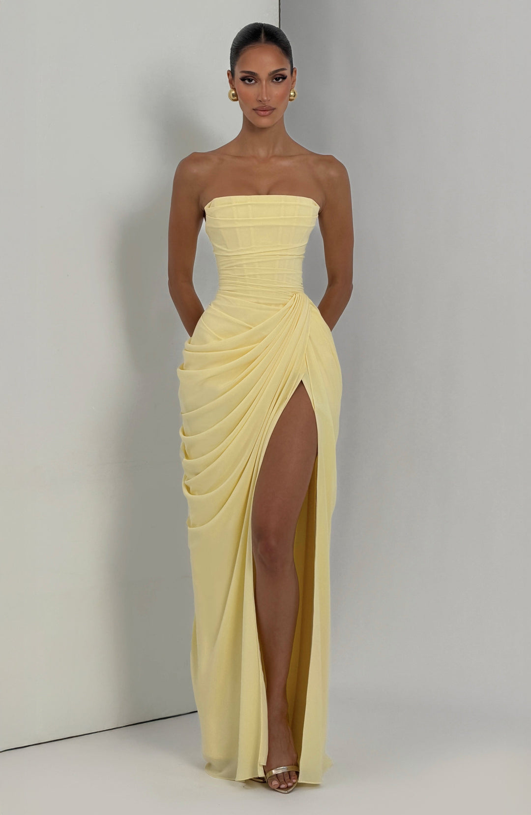 Liora | Elegantes Trägerloses Maxikleid mit Asymmetrischem Design 7