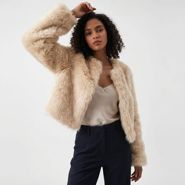 Mia | Kurze Damen-Strickjacke aus Kunstpelz 4