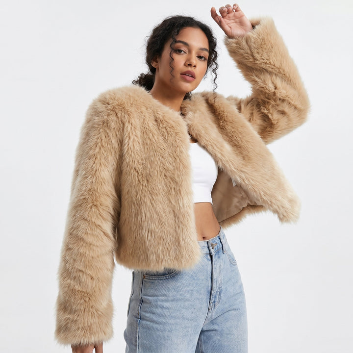 Mia | Kurze Damen-Strickjacke aus Kunstpelz 5