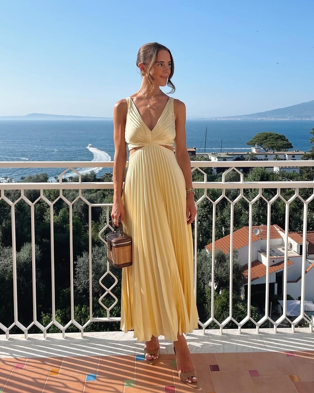 Nadine | Plissee-Maxikleid mit modernen Cut-outs 1
