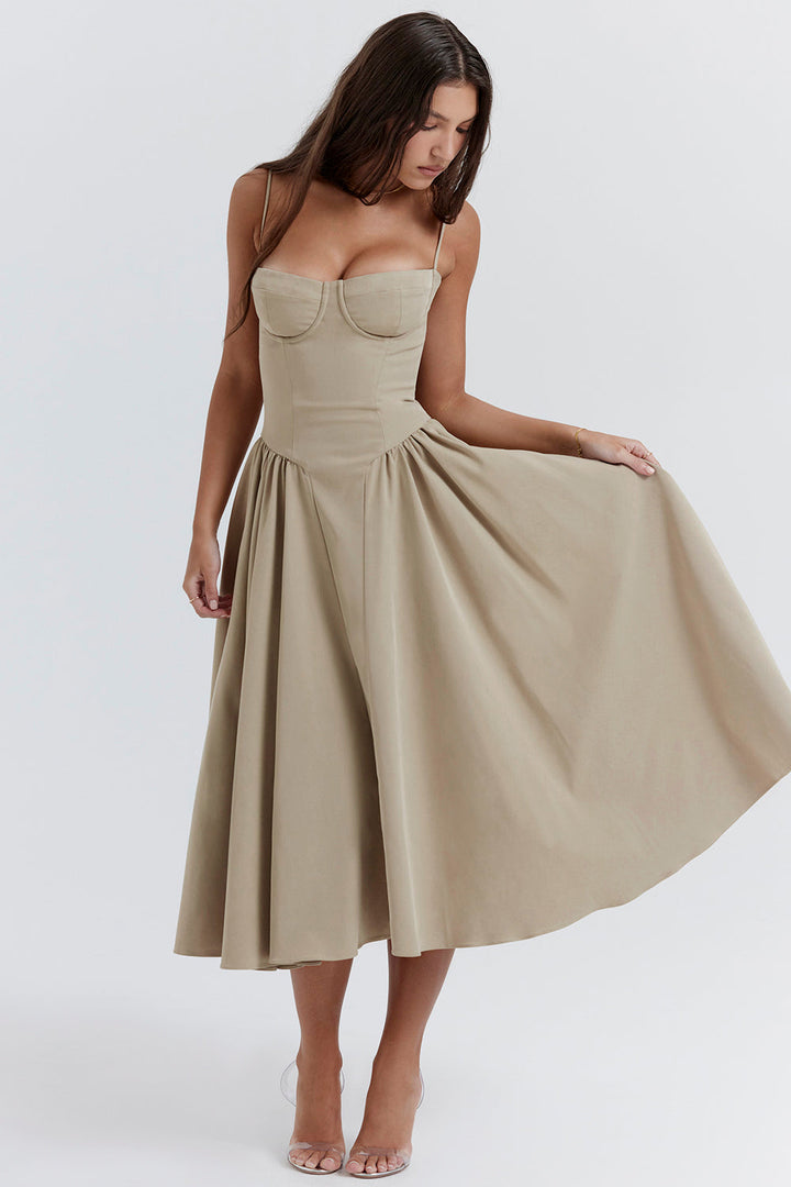 Nivara | Elegantes Korsettkleid mit Fließendem Rock 3