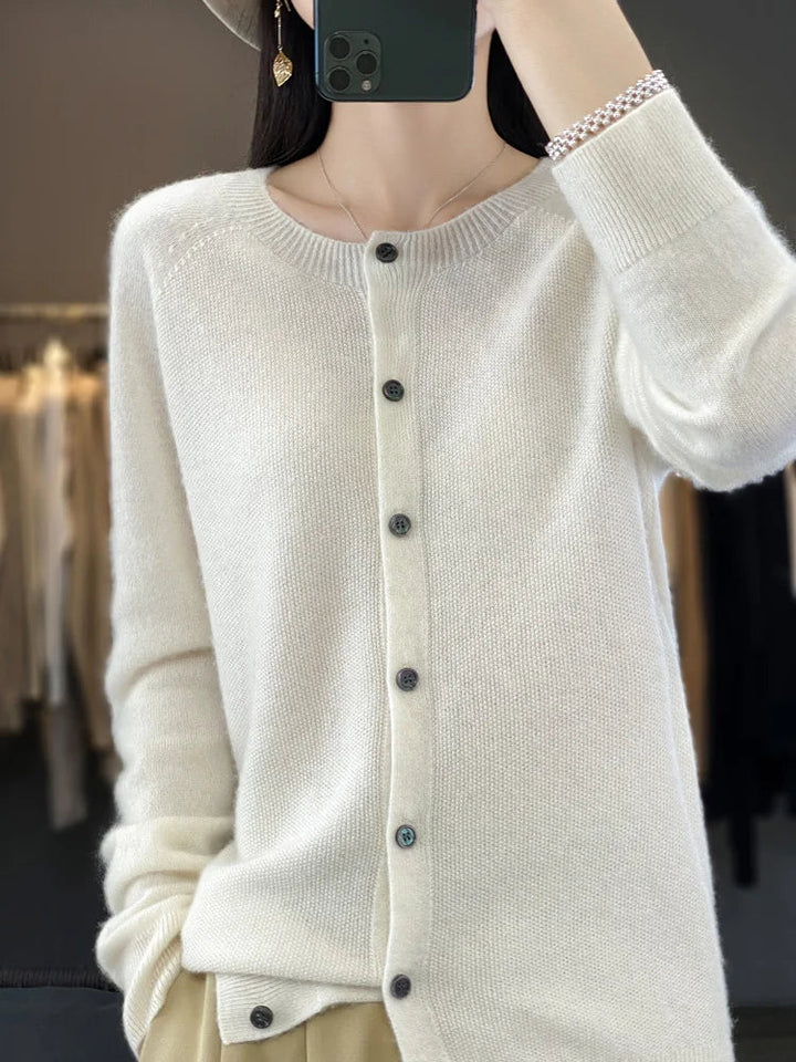 Victoria | Elegante Damen Strickjacke mit Knopfleiste 3