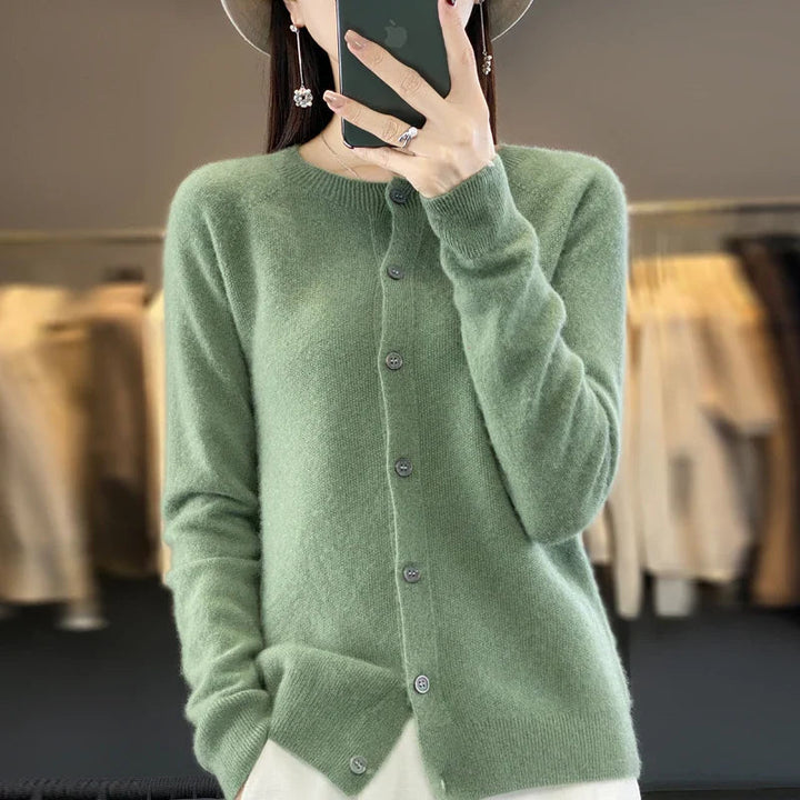 Victoria | Elegante Damen Strickjacke mit Knopfleiste 6