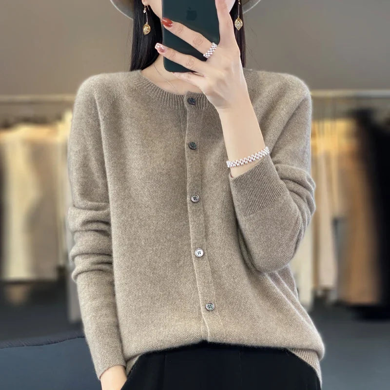 Victoria | Elegante Damen Strickjacke mit Knopfleiste 9