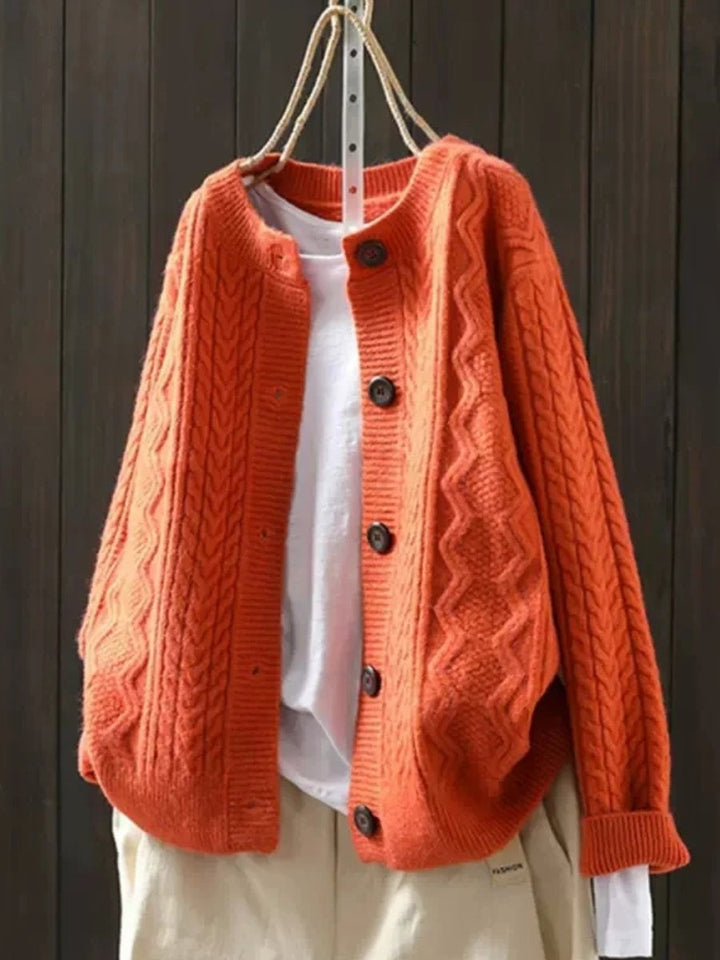 Victoria | Oversize-Strickjacke mit Zopfmuster und Knopfleiste für Damen 4
