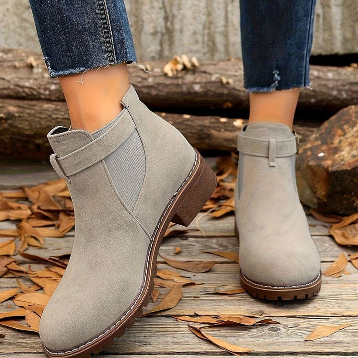 Katharina | Chelsea Boots – Damen Stiefeletten mit Blockabsatz und Schnallenriemen